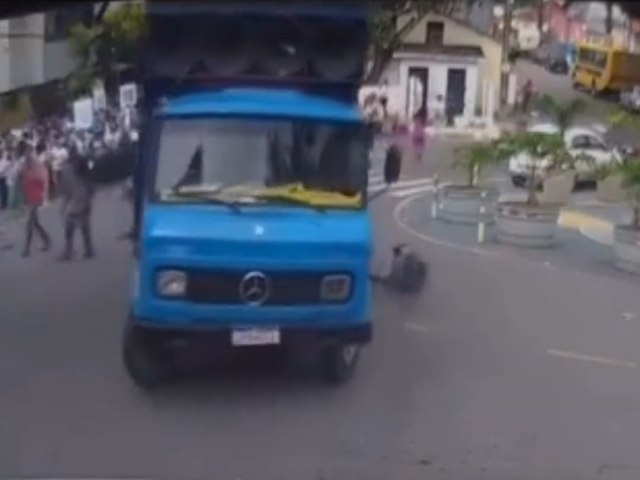 Caminho descontrolado durante procisso no Recife