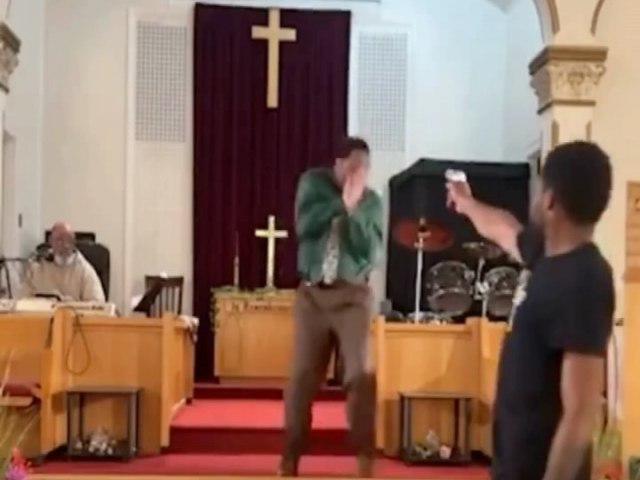 Homem invade igreja e atira contra pastor