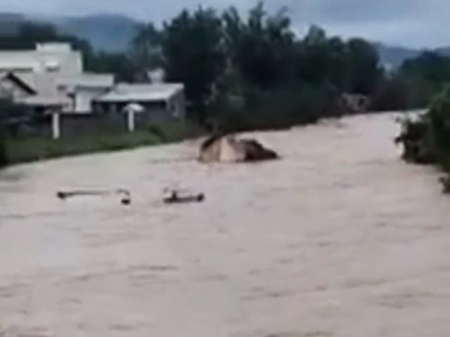 Casa inteira  arrastada por correnteza em Santa Catarina