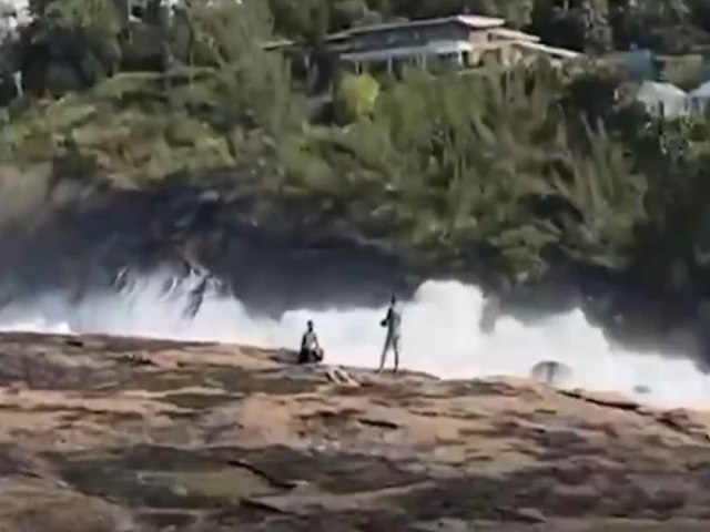 Em praia no Rio de Janeiro, banhistas so arrastados por ondas fortes