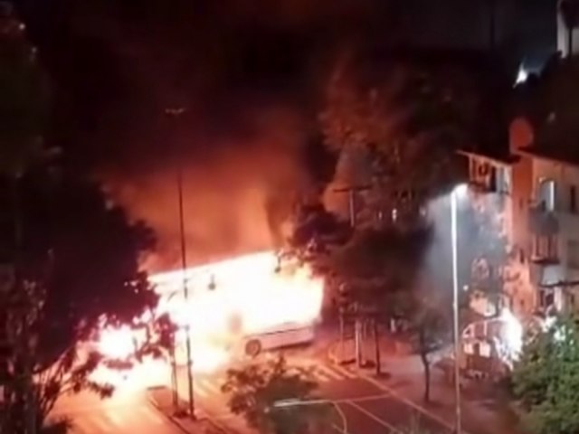 nibus so incendiados em Porto Alegre