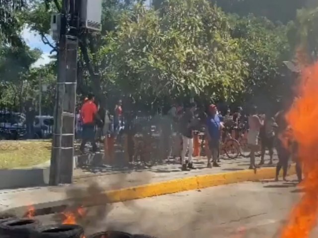 Manifestantes reivindicam moradia no Recife