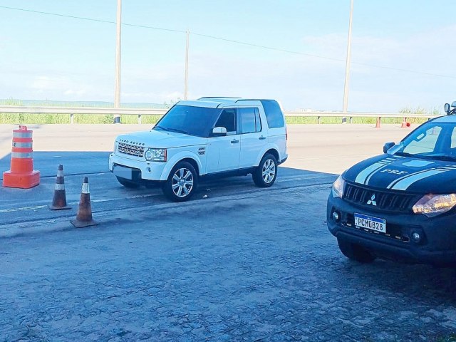 PRF detm casal em carro de luxo ilegal em Igarassu