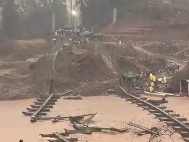 Passarela flutuante e levada pela correnteza no Rio Grande do Sul