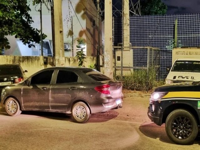 PRF apreende carro roubado e arma de fogo em Petrolina