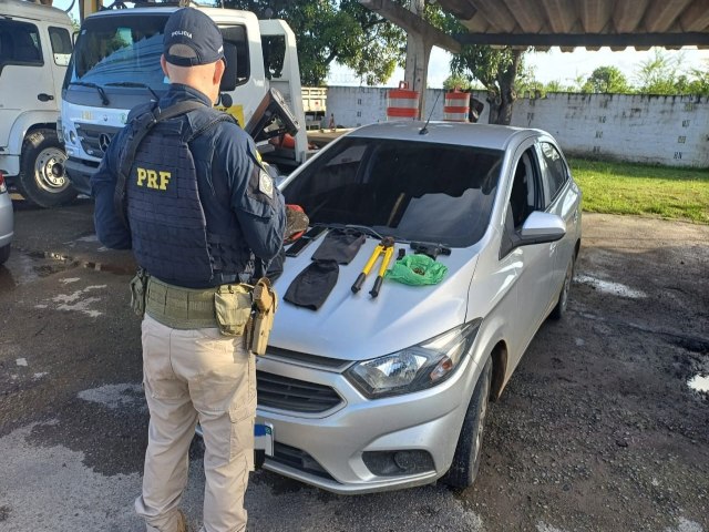 PRF detm homem com pistola, uniforme da polcia, touca balaclava e carro roubado no Recife