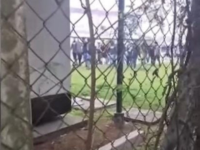 Torcedores do Corinthians invadem sala da presidncia no Parque So Jorge