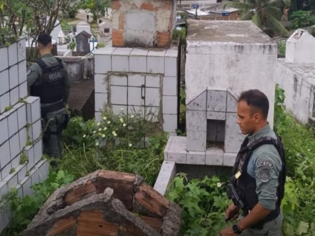 Drone da polcia flagra dupla vendendo drogas dentro de cemitrio no Grande Recife
