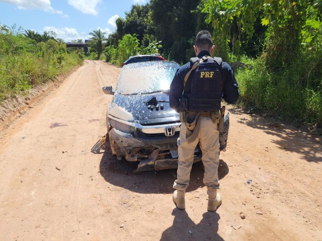 PRF detm trs homens com pistola e carro de luxo roubado em Jaboato dos Guararapes