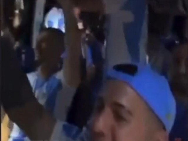 Jogadores argentinos cantam msica racista em festa do ttulo da Copa Amrica