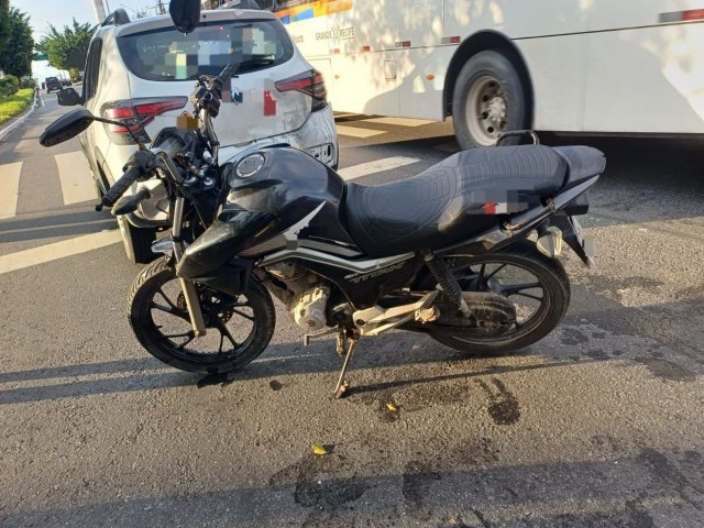 coliso traseira de uma motocicleta na parte de trs de um carro em Igarassu