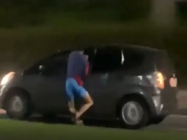 Vdeo mostra homem pendurado na janela de um carro em movimento