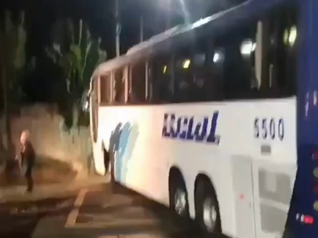 Trem bate e destri nibus de turismo em Minas Gerais