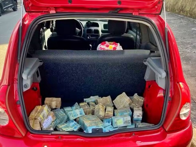 Polcia apreende mais de R$ 1 milho em carro abandonado