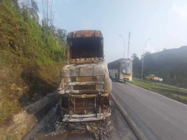 Caminho pega fogo na BR 101, no Ibura