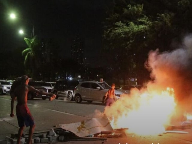 Av. Agamenon tem os dois sentidos interditados por protesto pedindo priso de agressor de beb 