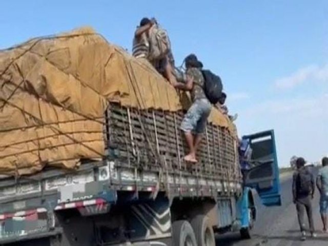 Motorista  flagrado transportando 10 trabalhadores em carroceria de caminho