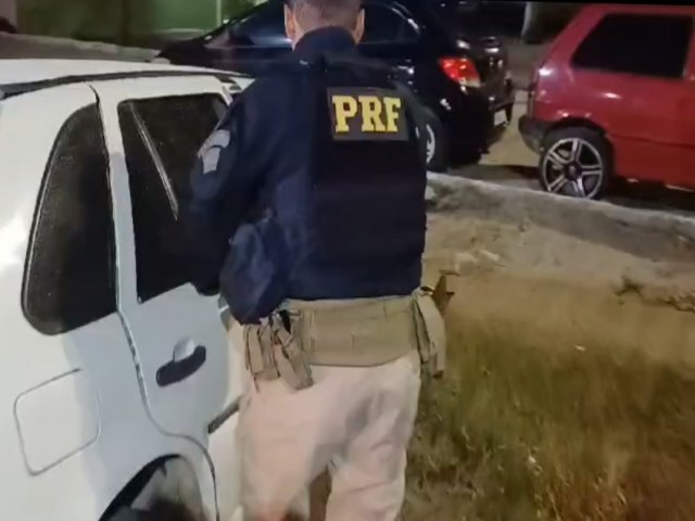 PRF detm suspeito de praticar assalto a caminho com armas e bloqueador de sinal em Tacaimb