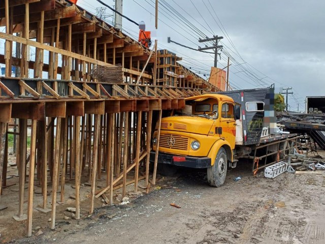 Motorista de caminho perde o controle do veculo e colidi na estrutura de uma passarela