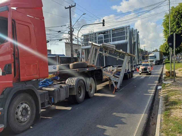 Carga de uma carreta cai no Km 43 da BR 101, em Igarassu, sentido Joo Pessoa