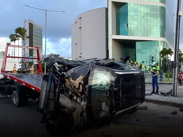 Sinistro de trnsito ocorre na manh desta segunda-feira na Av. Antnio de Goes, na Zona Sul do Recife, causando congestionamento