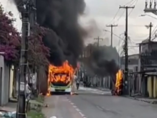 nibus estacionado  incendiado por criminosos e fica destrudo em Olinda