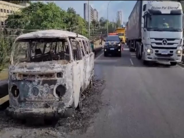 Kombi pega fogo em cima de viaduto na BR-101, no Recife