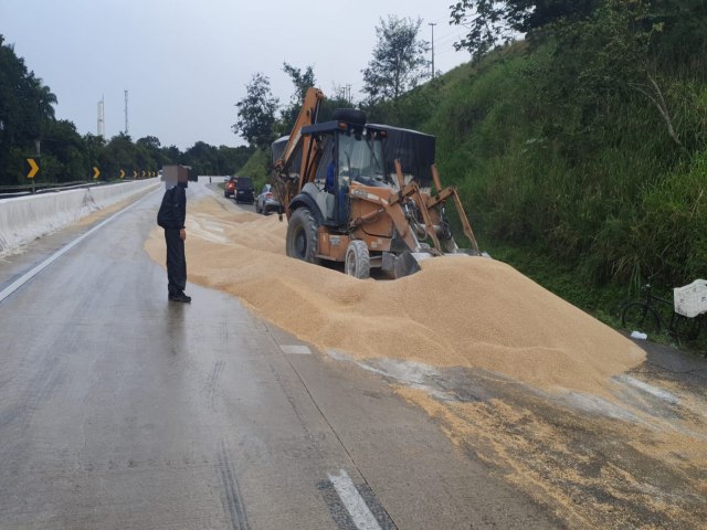 Caminh�o perde o controle, colidi em mureta e carga vaza do semirreboque, caindo sobre a pista