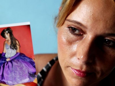 Mae de garota detida nos EUA critica atua�ao de consulado do Brasil