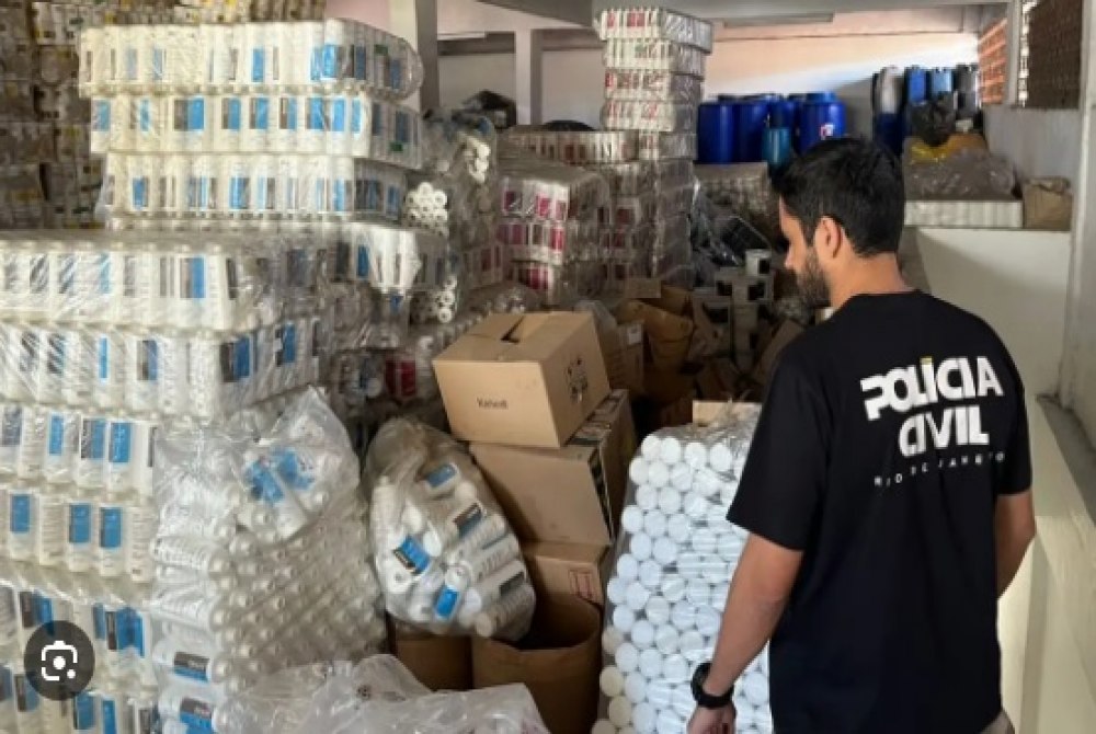 Fábrica clandestina de bebidas alcoólicas no Recife é interditada em operação policial; dois homens são presos Fábrica clandestina de bebidas alcoólicas no Recife é interditada em operação policial; dois homens são presos