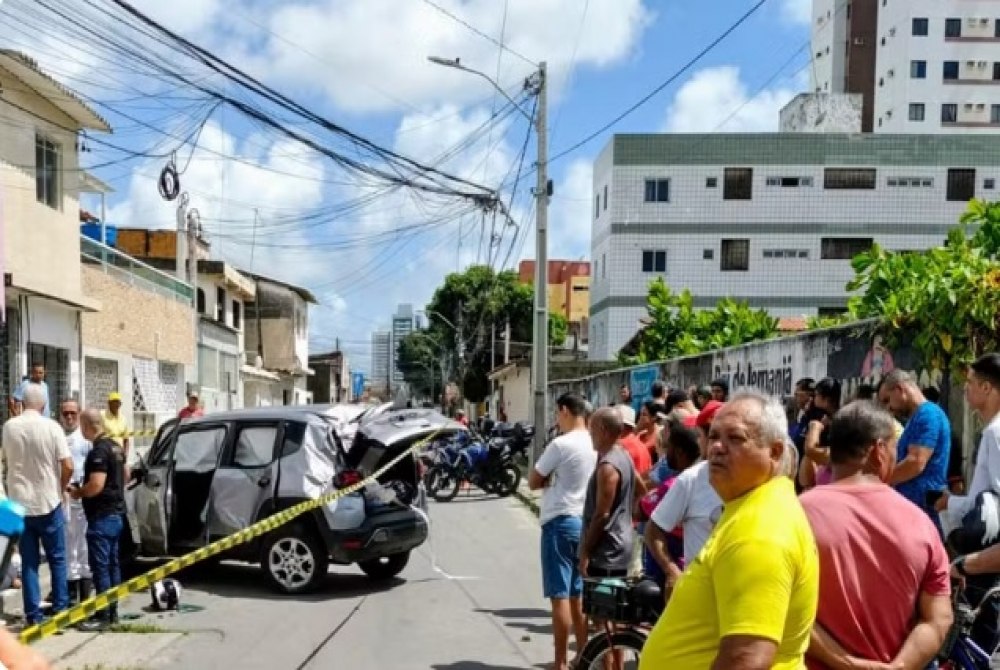 Carro roubado capota e atropela duas pessoas que esperavam �nibus; homem morreu e outro ficou ferido