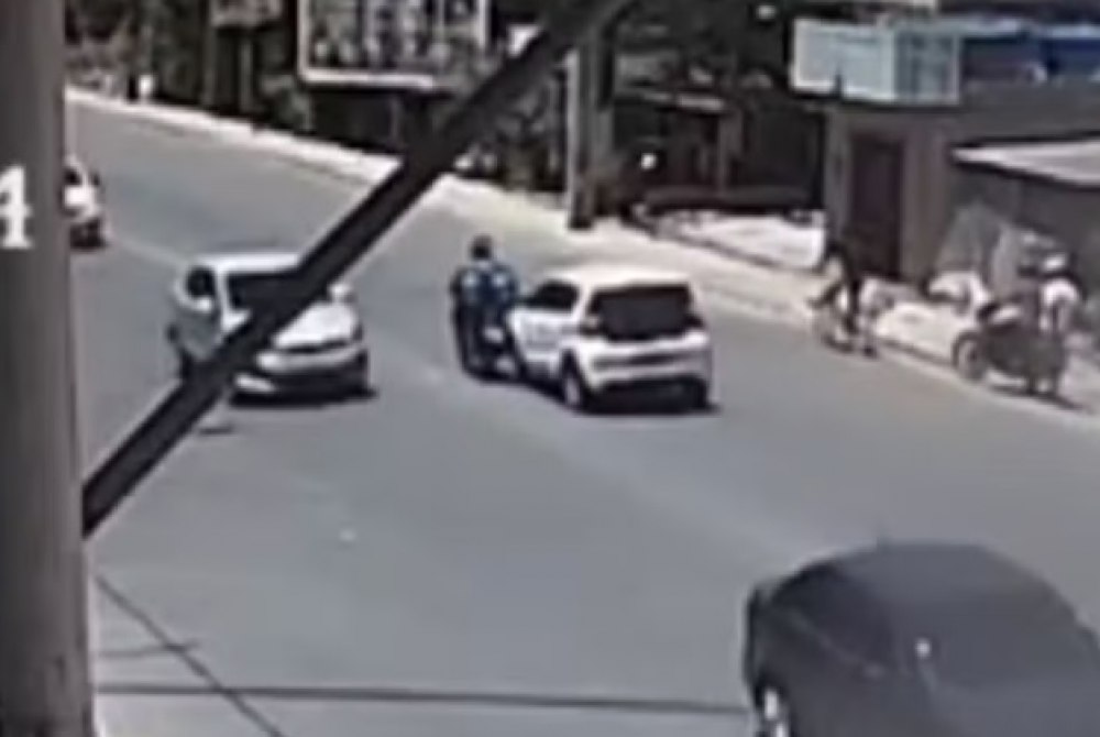 Entregador de g�s morre ap�s ser atingido por dois carros enquanto pilotava moto; 