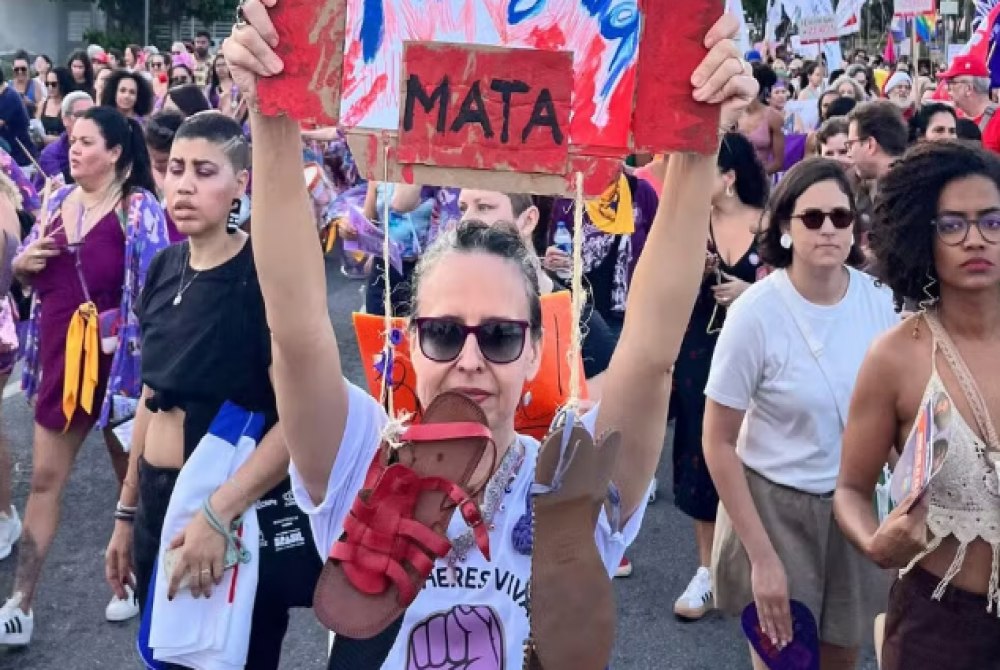 Manifestantes pedem fim do feminic�dio e da viol�ncia contra mulher em ato no Recife
