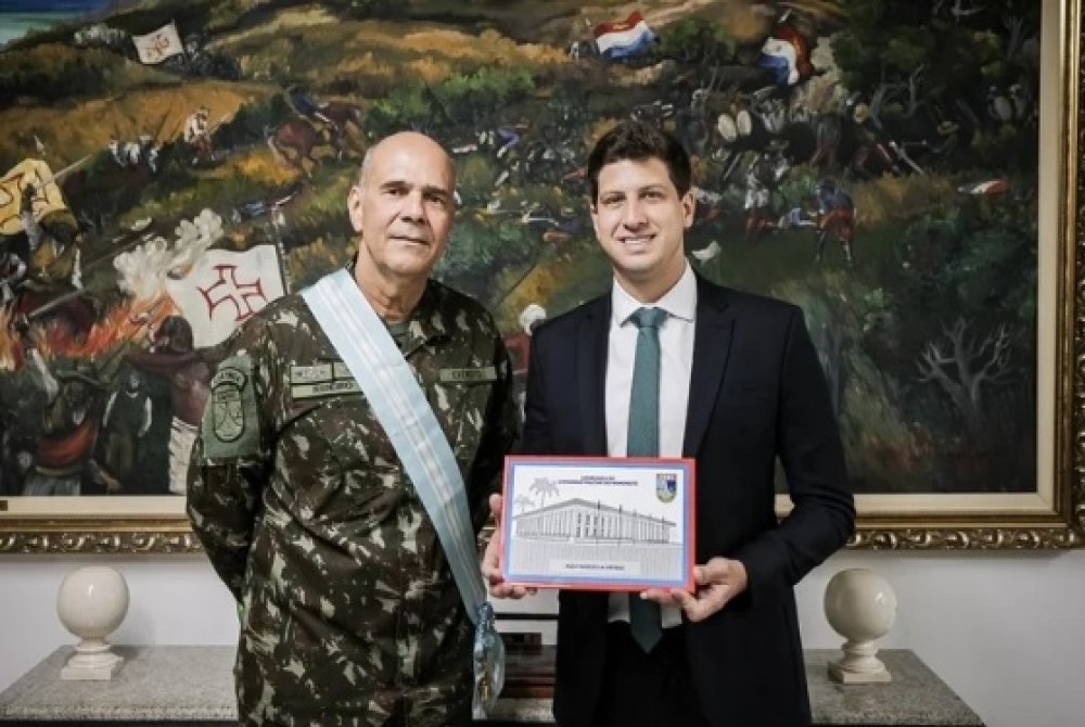 Comandante militar do Nordeste recebe a mais alta honraria do Recife