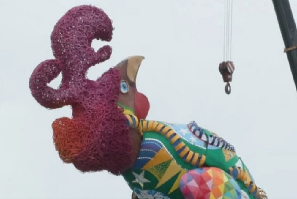 HOMEM � PRESO AP�S FINGIR SER POLICIAL CIVIL E DESACATAR PMS EM BLOCO DE CARNAVAL NO RECIFE