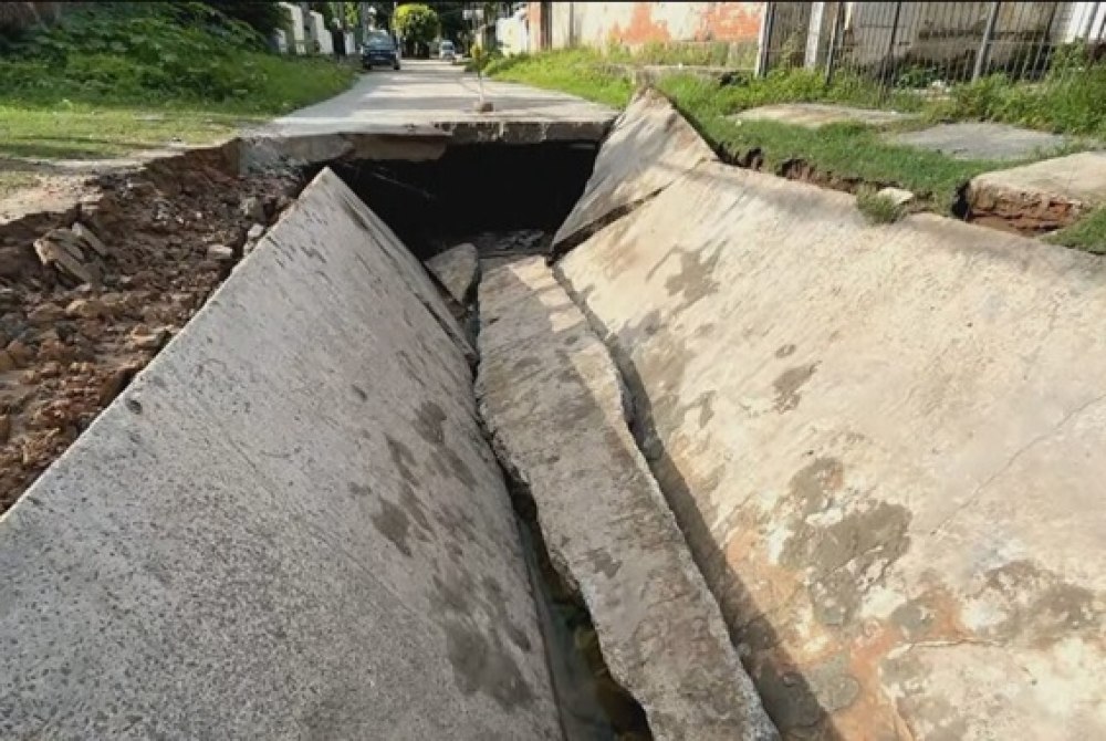 Placa de concreto que cobre canal desaba em rua de Paulista e quase 'engole' carro; Placa de concreto que cobre canal desaba em rua de Paulista e quase 'engole' carro;