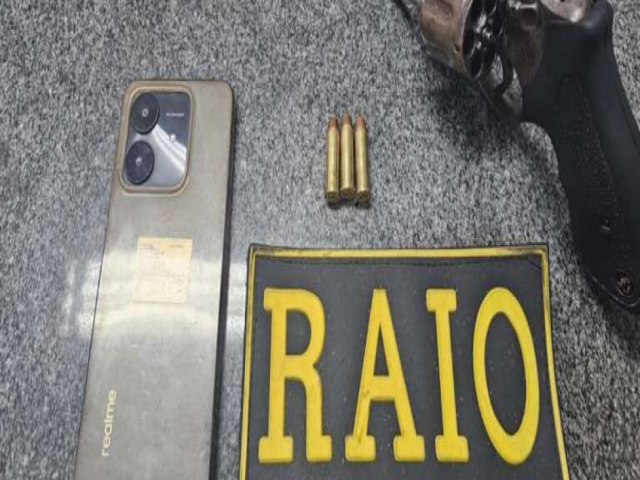 PMCE captura suspeito e apreende rev�lver e celular durante abordagem em Acopiara