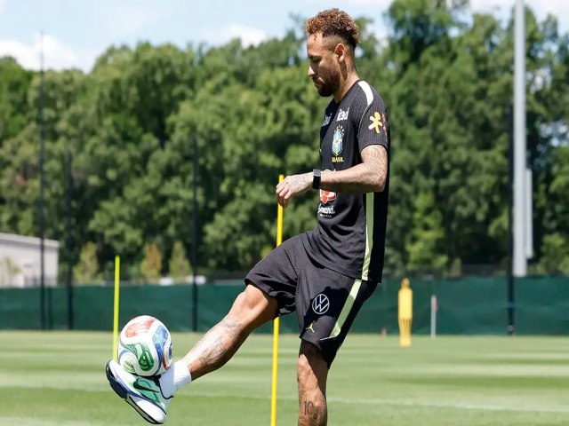 Neymar volta a treinar junto a seleção brasileira na penúltima atividade em campo antes do duelo de sexta (19) Neymar volta a treinar junto a seleção brasileira na penúltima atividade em campo antes do duelo de sexta (19)