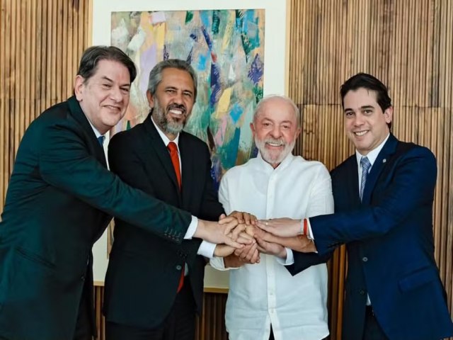 Ap�s reuni�o com o presidente Lula, governador Elmano  anuncia Cid Gomes ao Senado e J�nior Mano como suplente