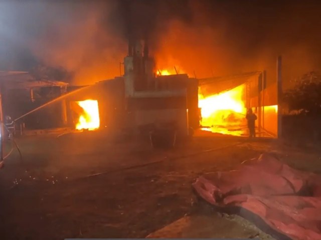Inc�ndio  atinge fabrica de sab�o no Distrito Industrial em Juazeiro do Norte
