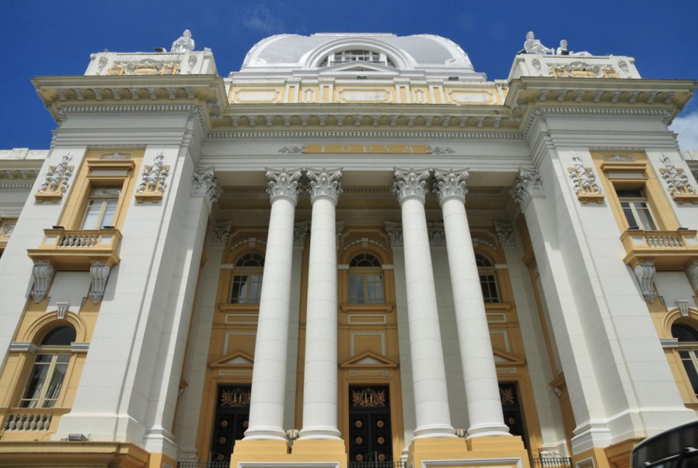 USTI�A Vizinha � acusada de manter idosa em c�rcere privado e pegar mais de R$ 1 milh�o em bens no Recife