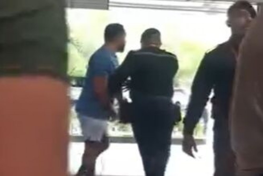Suspeito � Preso ap�s Filmar Adolescente em Banheiro do Shopping Guararapes