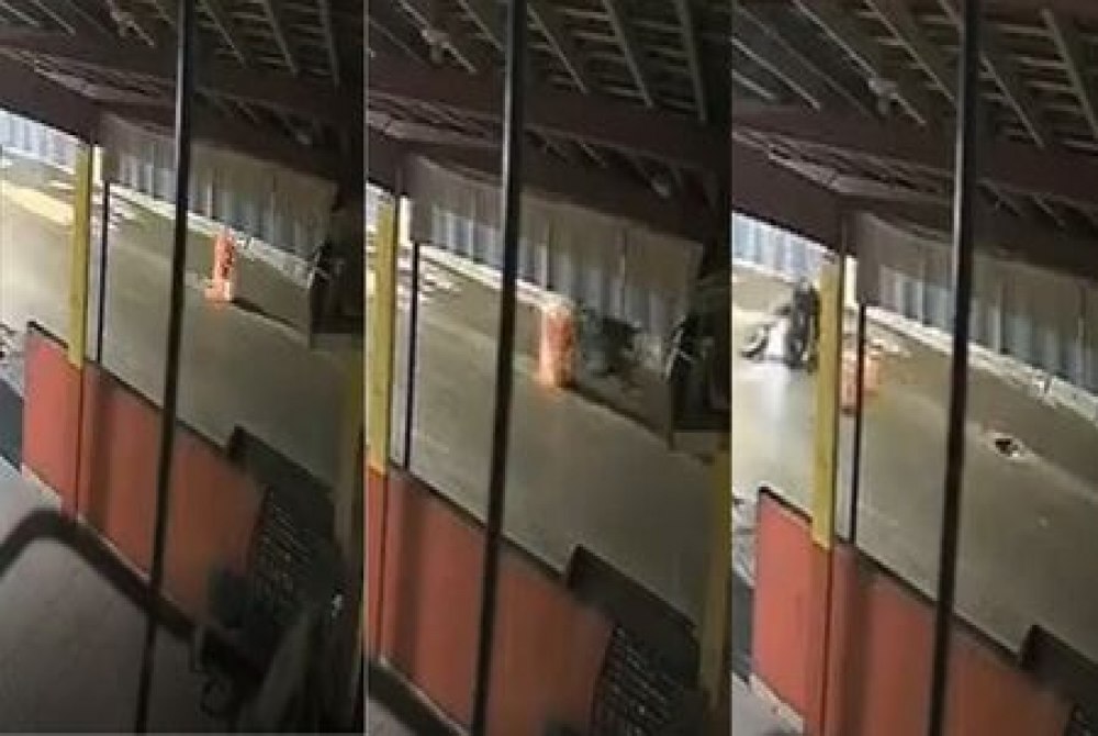 Motociclista Colide com Sinaliza��o de Bueiro sem Tampa e Sofre Queda no Engenho do Meio