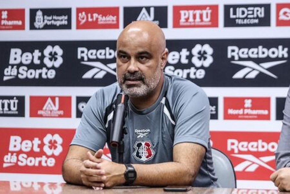 Cristian de Souza assume erros táticos em derrota do Santa Cruz, blinda Thiago Coelho e cobra evolução do ataque Cristian de Souza assume erros táticos em derrota do Santa Cruz, blinda Thiago Coelho e cobra evolução do ataque