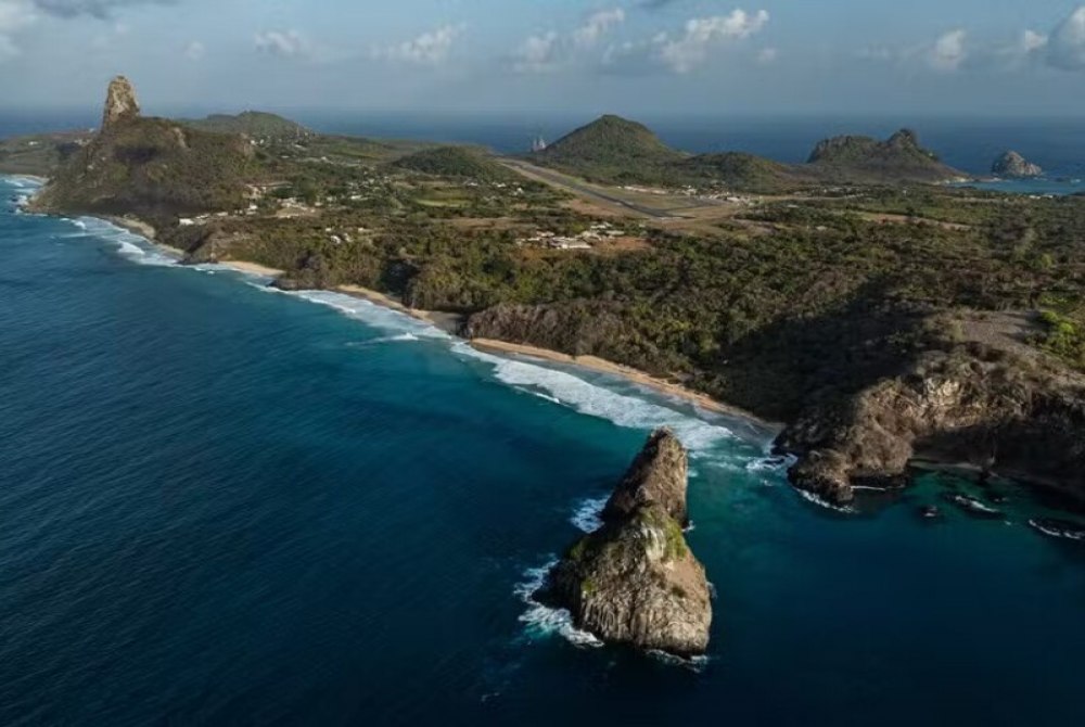 Pol�cia faz opera��o contra fraudes em reservas de pousadas em Noronha; a��o bloqueou R$ 1 milh�o em contas banc�rias