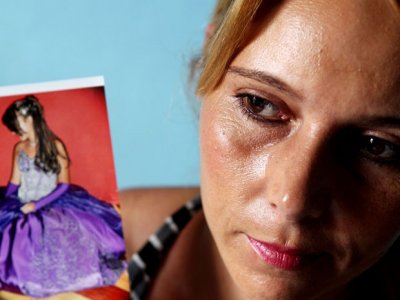 Mae de garota detida nos EUA critica atuaao de consulado do Brasil