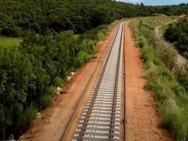 Lula promete concluir obras da Transnordestina em visita  ferrovia no Cear