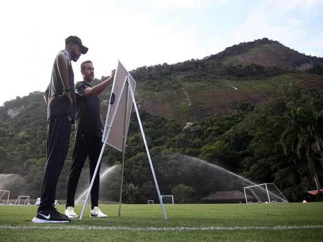 Bastidores: Artur Jorge mostra conhecimento do elenco e deixa boa primeira impresso no Botafogo