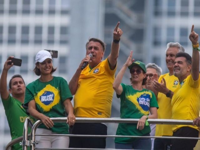 Bolsonaro convoca manifestao em Copacabana e diz que minuta do golpe  fake news