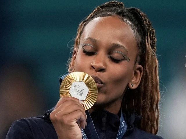 Rebeca Andrade  ouro no solo e se isola como a maior medalhista olmpica do Brasil